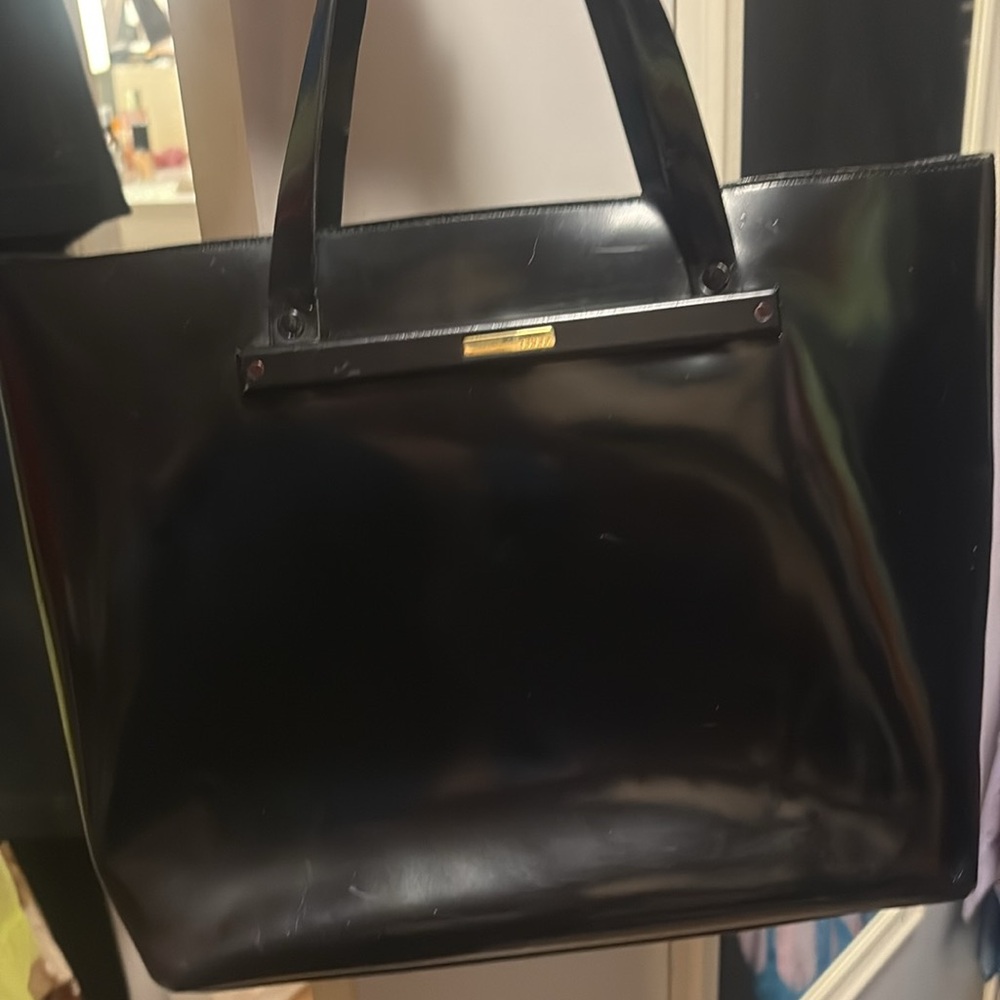 GUCCI black patent tote shoulder bag w/ matching attached pouch; gold hardware. - Picture 6 of 16